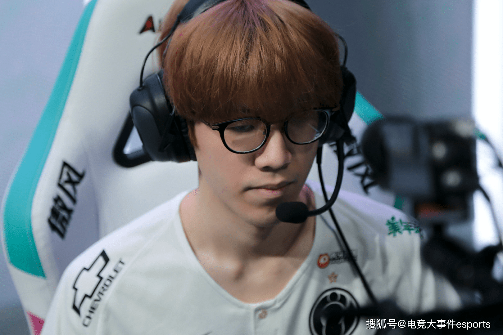 小伙子不仅